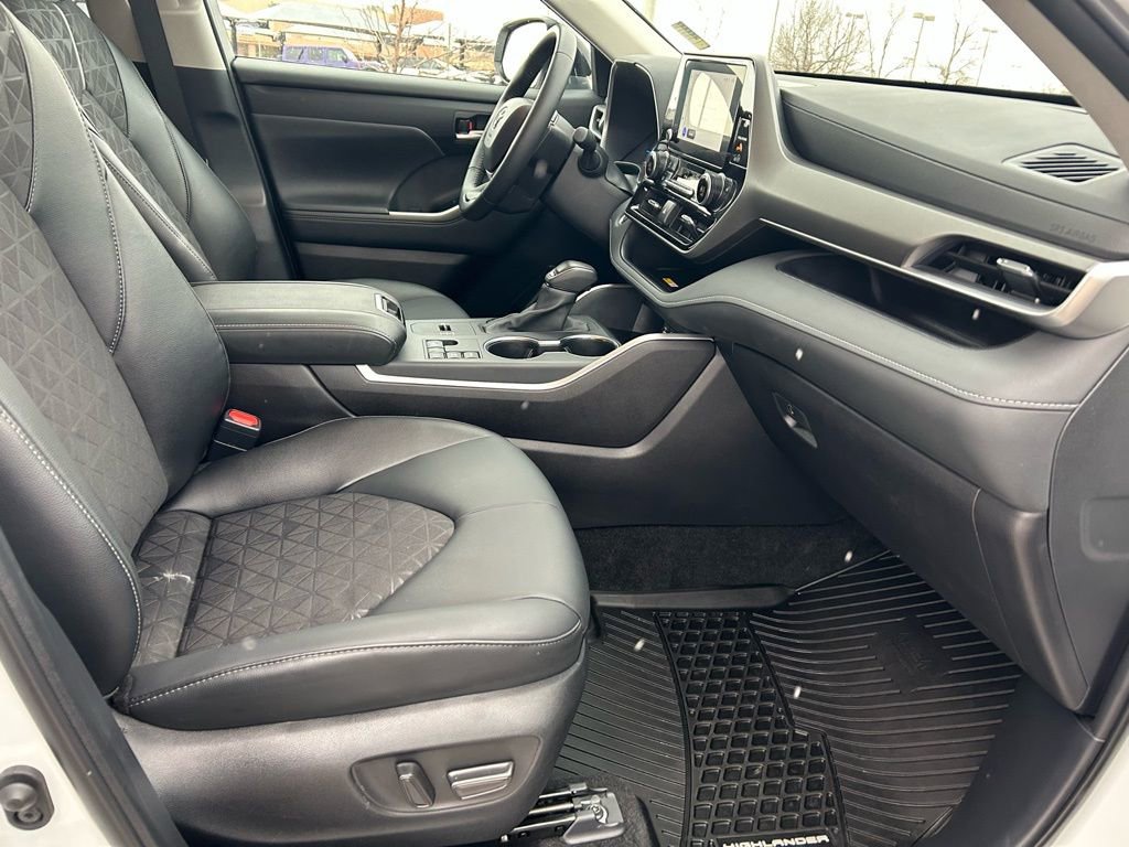 Used 2025 Toyota Highlander XLE image 31