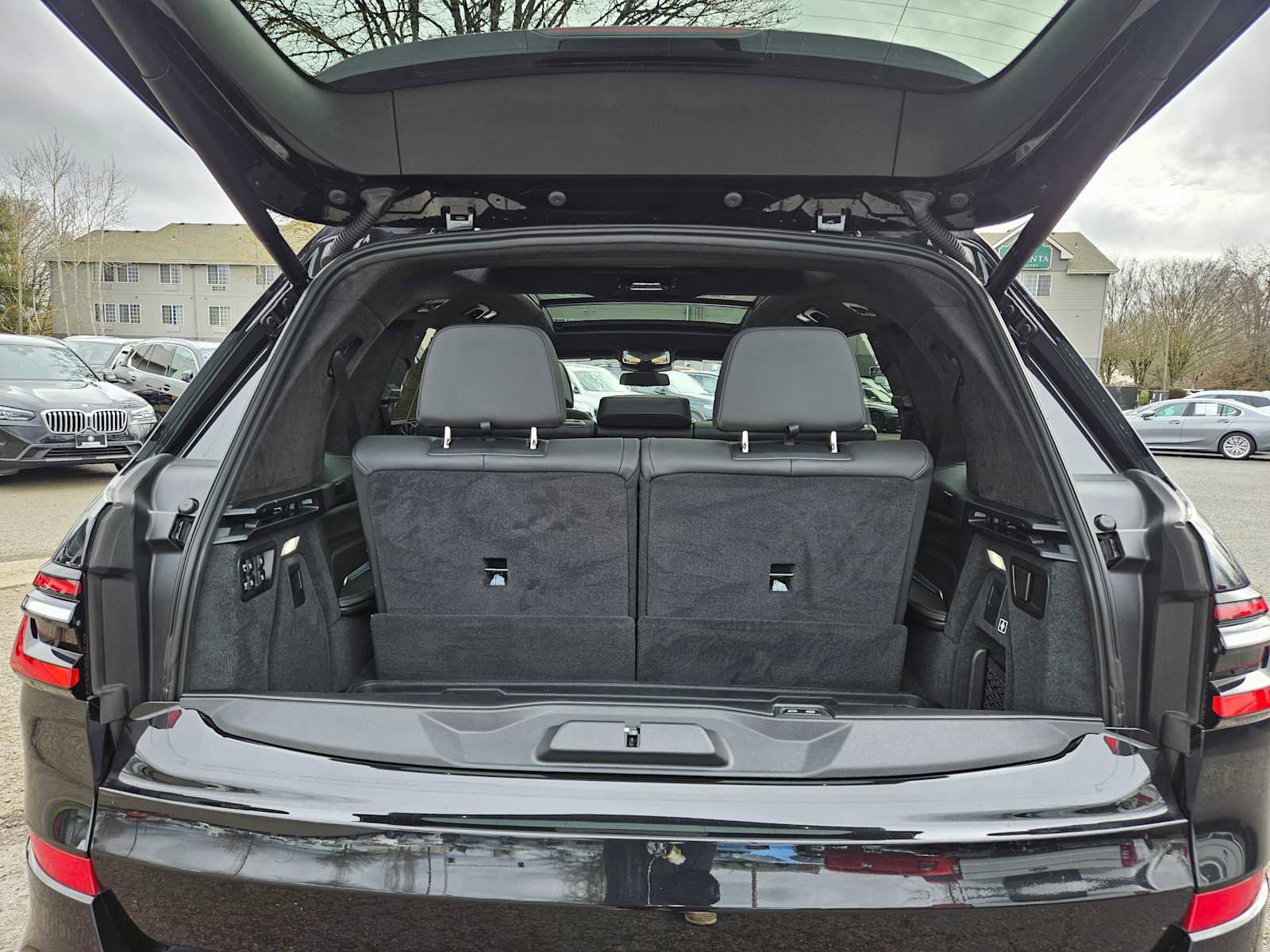 Used 2023 BMW X7 M60i w/ Climate Comfort Package image 36