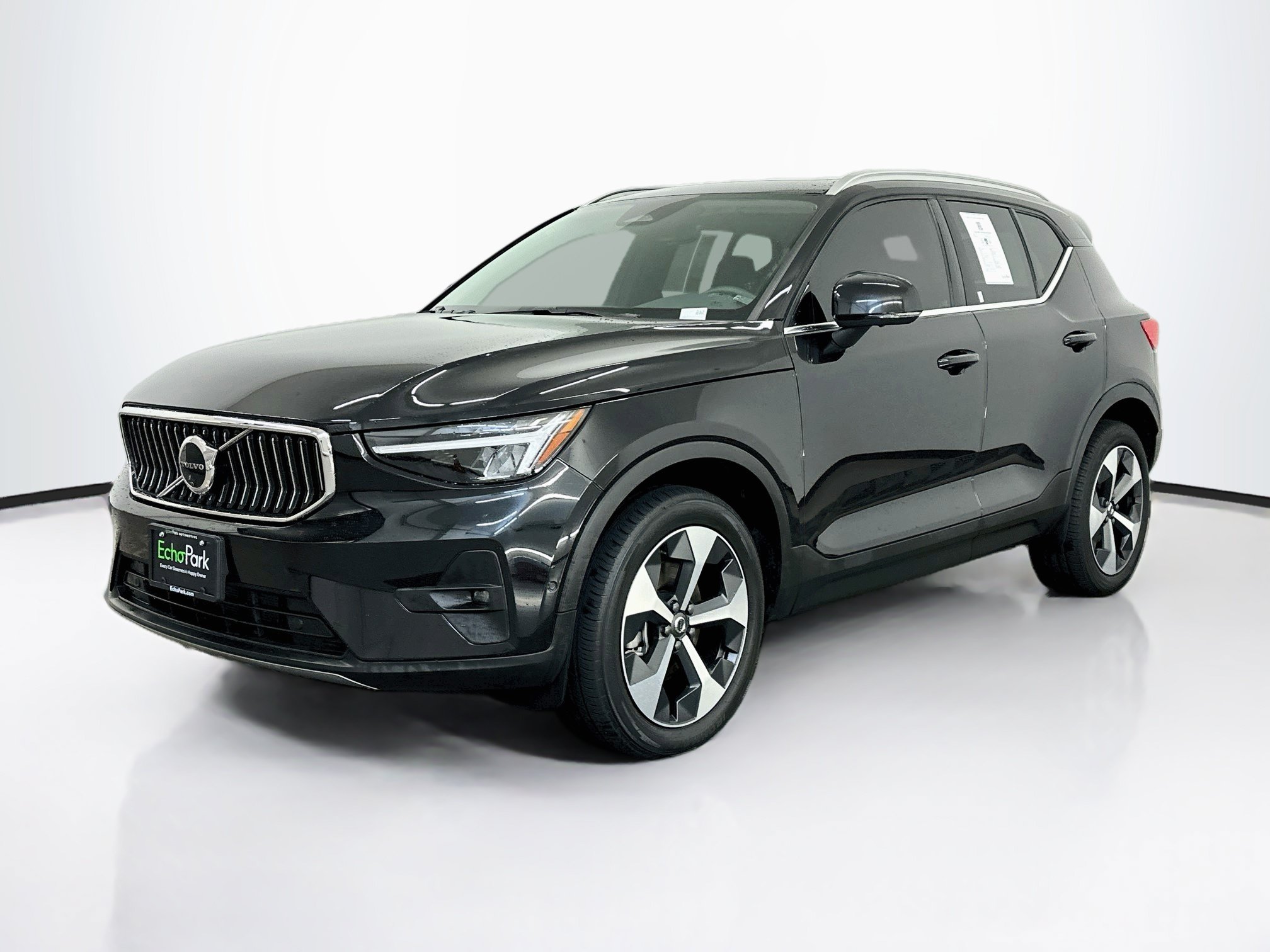 Used 2025 Volvo XC40 B5 Plus AWD/4WD image 3