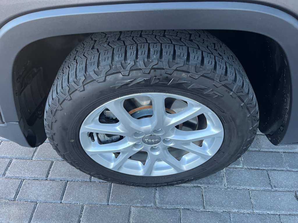 Used 2014 Jeep Cherokee Latitude FWD image 12