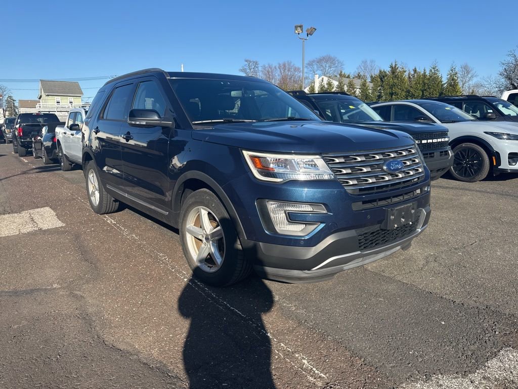 Used 2017 Ford Explorer XLT w/ Equipment Group 202A image 3