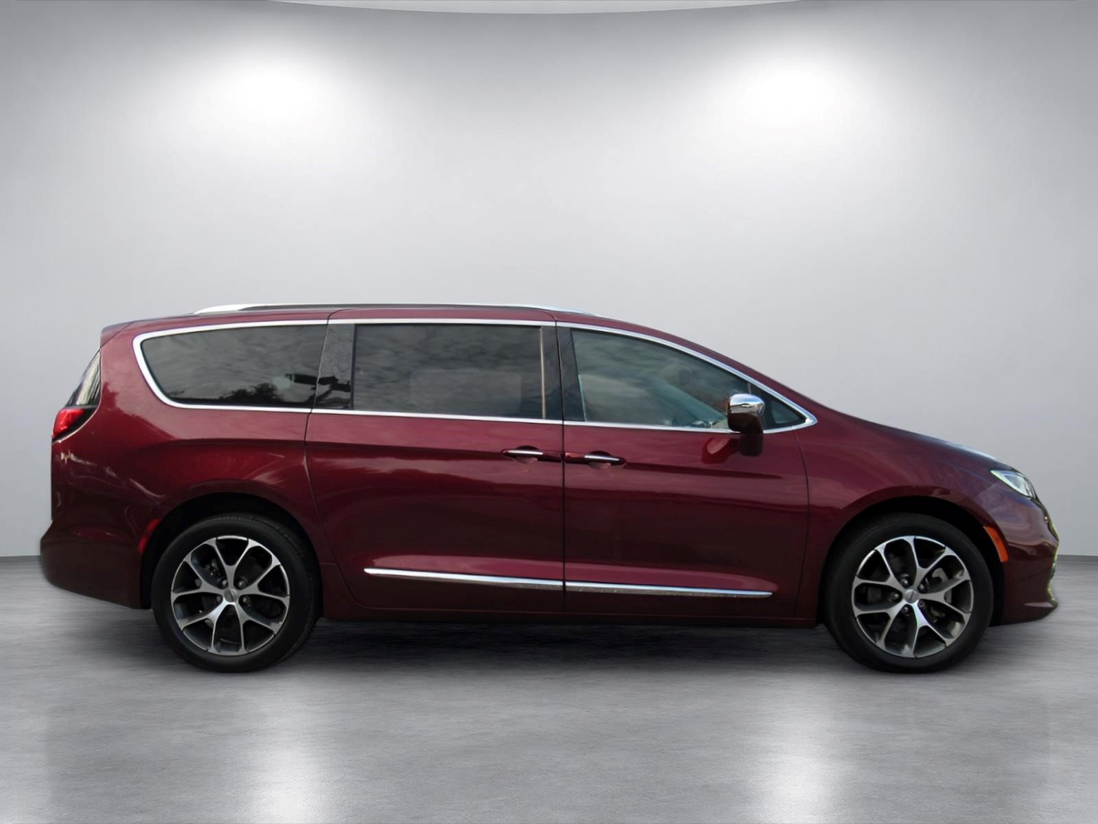 Used 2021 Chrysler Pacifica Limited w/ Premium & Safety Sphere Group AWD/4WD image 2