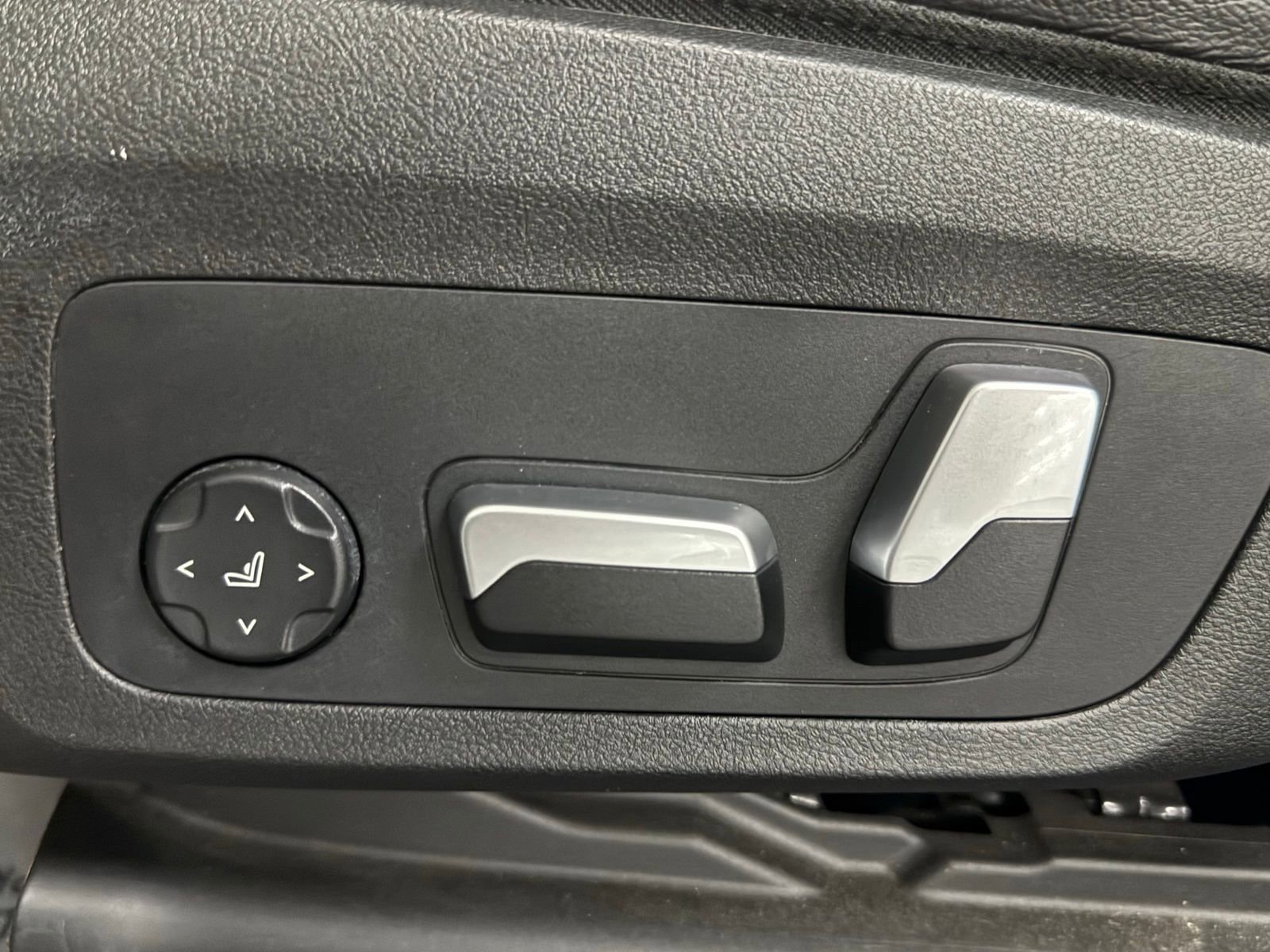 Used 2023 BMW X4 xDrive30i w/ Convenience Package image 22