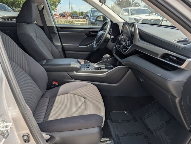 Used 2024 Toyota Highlander LE AWD/4WD image 34