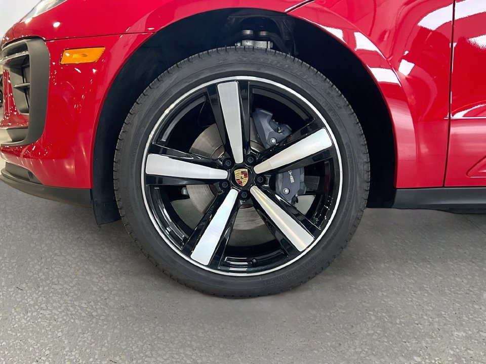 Certified 2026 Porsche Macan AWD/4WD image 33