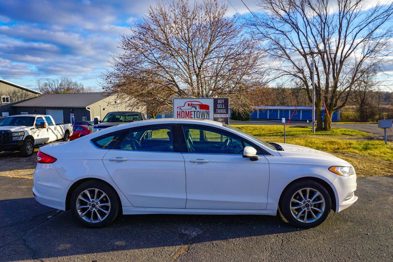 Used 2017 Ford Fusion SE w/ Fusion SE Technology Package FWD image 2