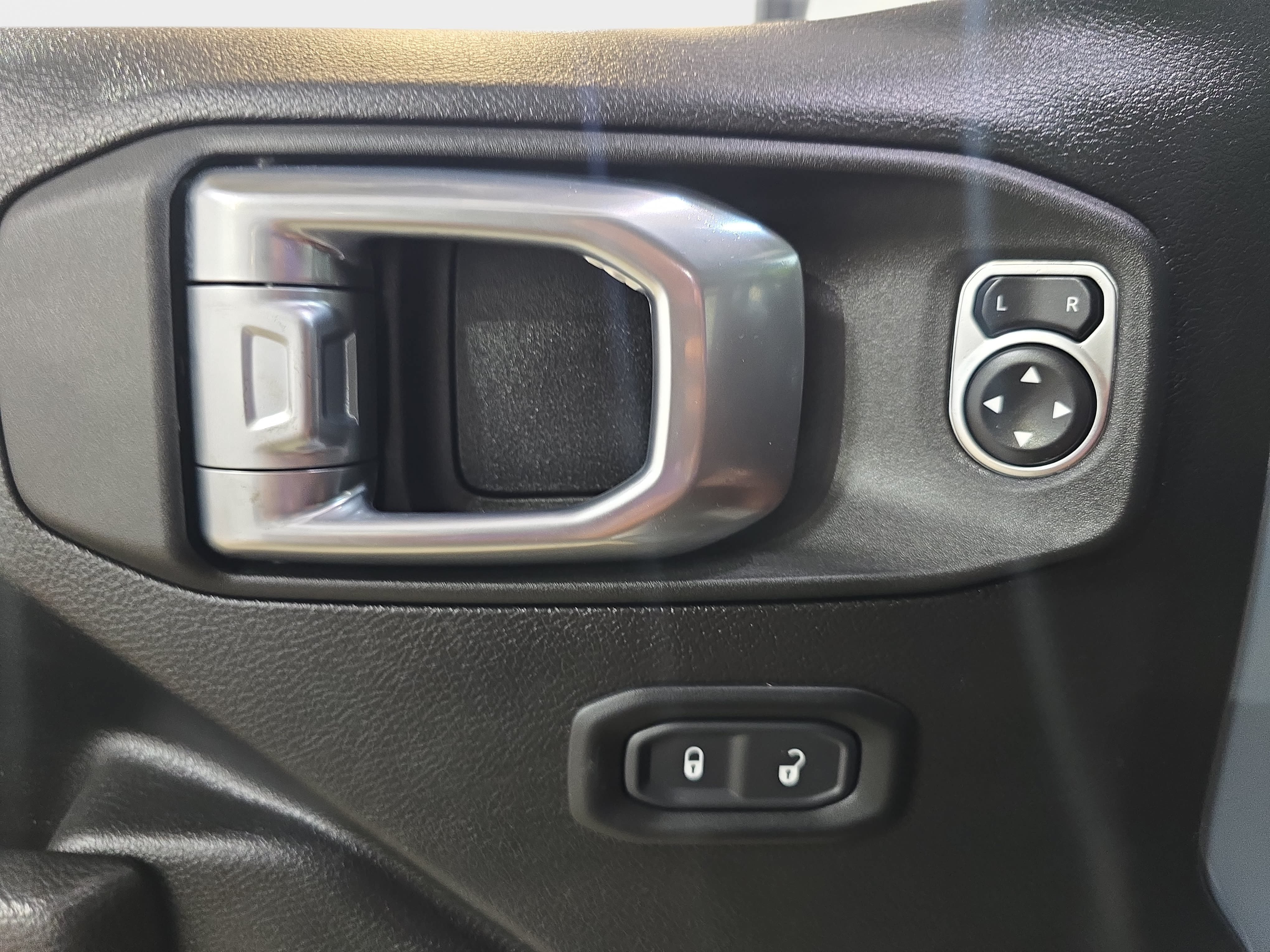 Used 2024 Jeep Wrangler Unlimited AWD/4WD image 25