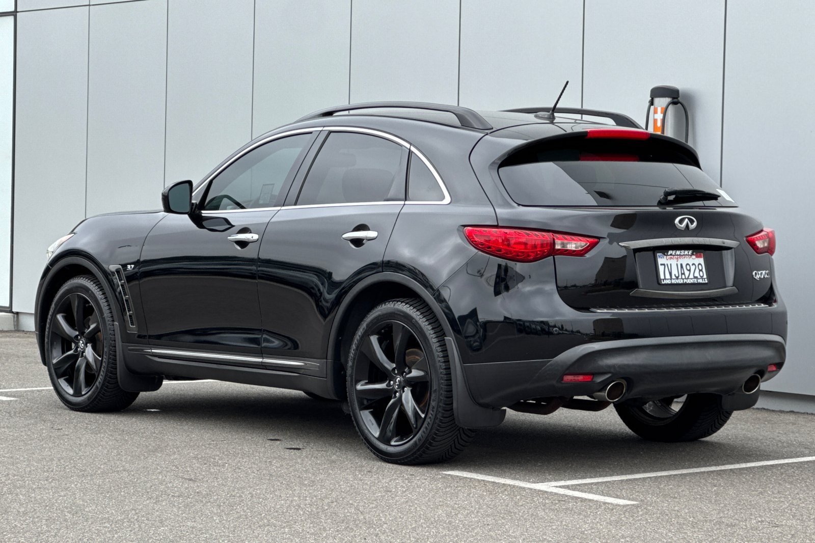 Used 2017 INFINITI QX70 2WD w/ Premium Package image 3