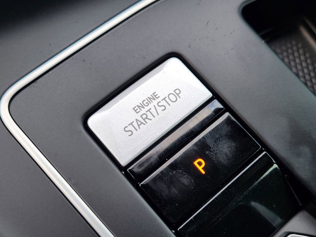 Used 2022 Volkswagen Golf R image 10