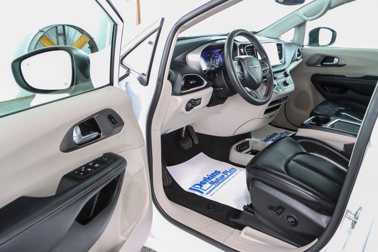 Used 2023 Chrysler Pacifica Touring-L FWD image 3