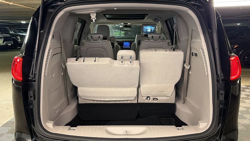 Used 2017 Chrysler Pacifica Limited FWD image 16