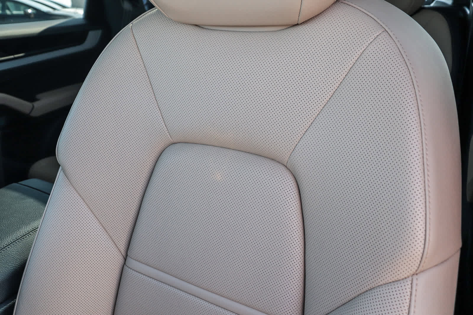 Used 2025 Porsche Cayenne Coupe image 40