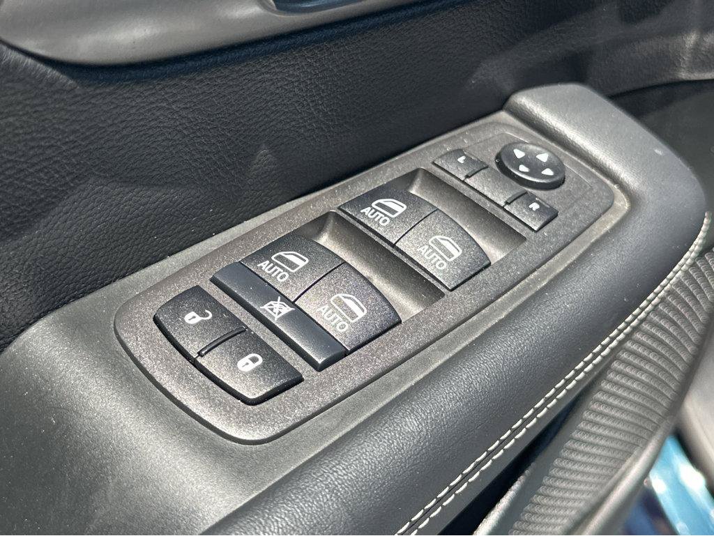 Used 2025 Chrysler Pacifica Select FWD image 36