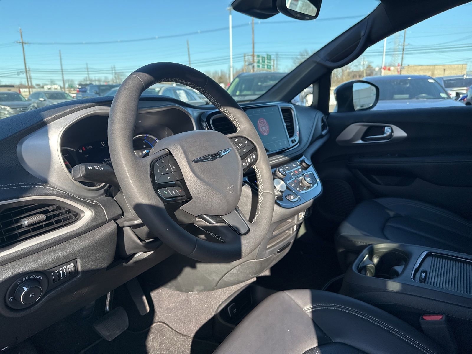 Used 2023 Chrysler Pacifica Touring-L w/ Uconnect Theater Family Group image 12