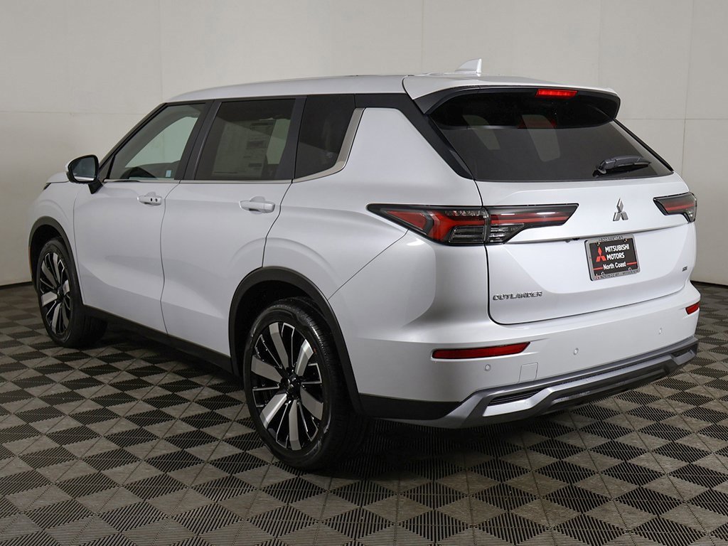 New 2025 Mitsubishi Outlander SE image 12