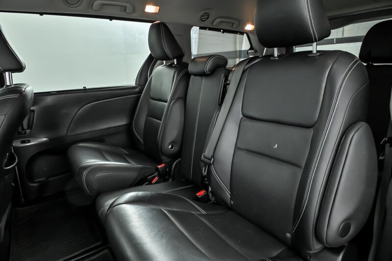 Used 2016 Toyota Sienna SE w/ SE Preferred Package FWD image 18