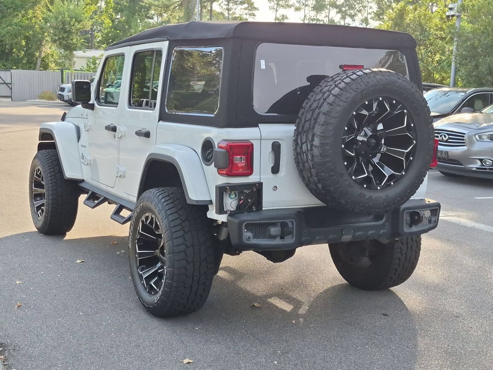 Used 2018 Jeep Wrangler Unlimited Sahara AWD/4WD image 5