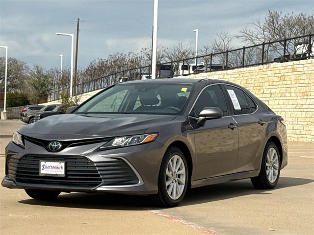 Used 2022 Toyota Camry LE image 3