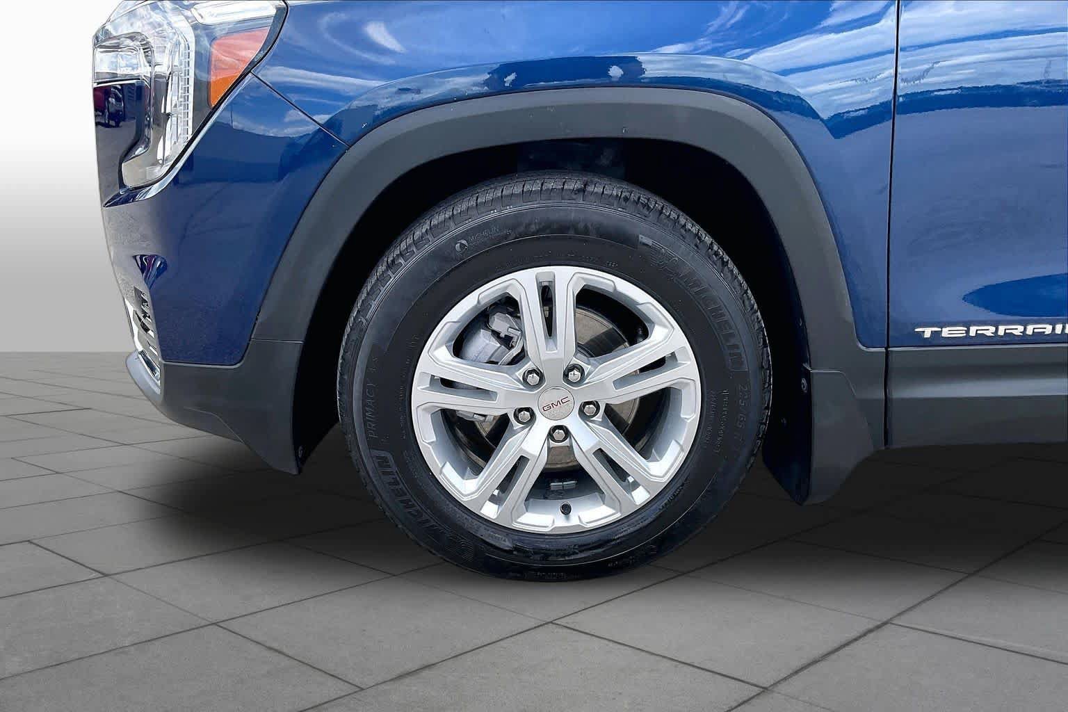 Used 2022 GMC Terrain SLE w/ Driver Convenience Package FWD image 11