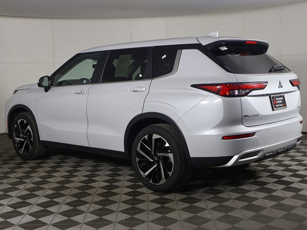 Used 2024 Mitsubishi Outlander SE image 9
