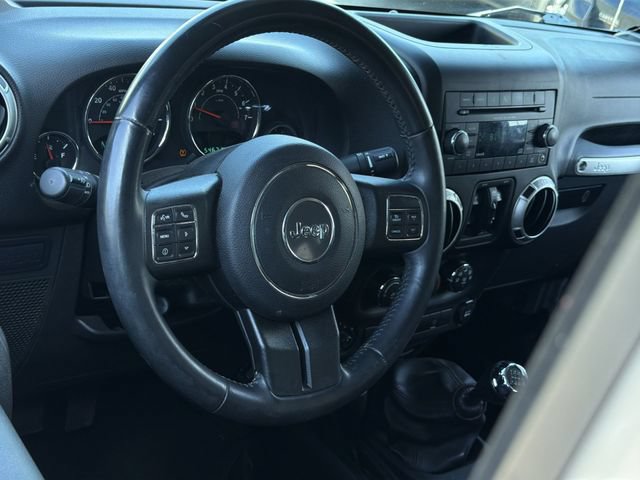 Used 2015 Jeep Wrangler Unlimited Rubicon w/ Connectivity Group AWD/4WD image 18