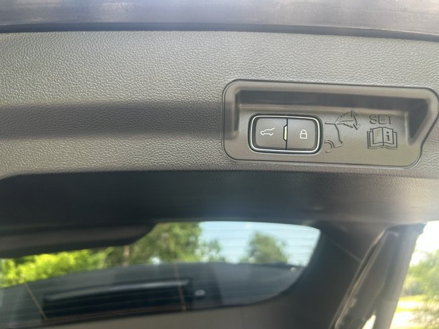 Used 2023 Ford Explorer XLT w/ Equipment Group 202A RWD image 9