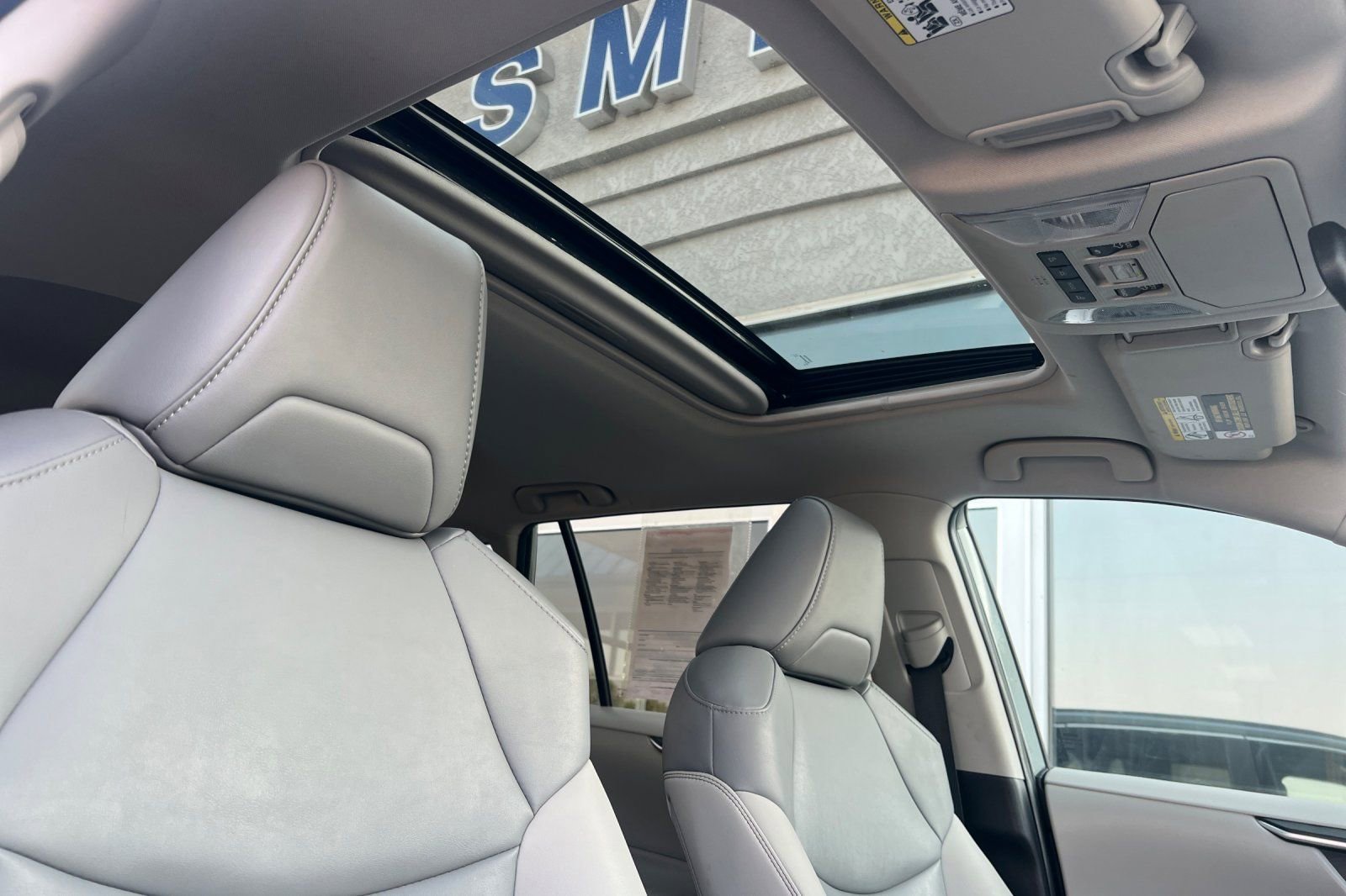 Used 2022 Toyota RAV4 XLE Premium image 17