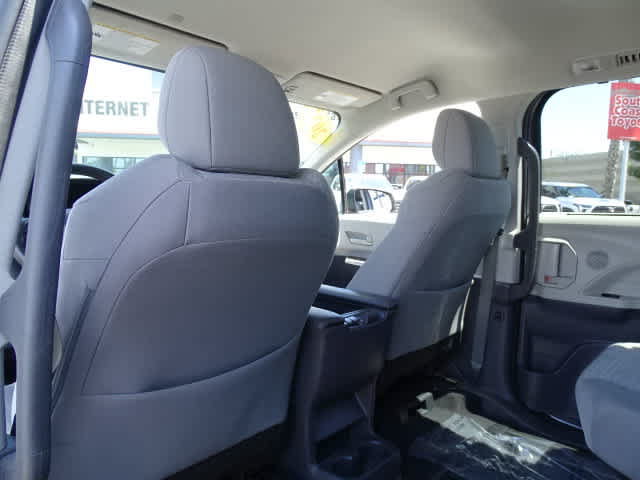 Used 2023 Toyota Sienna LE FWD image 21