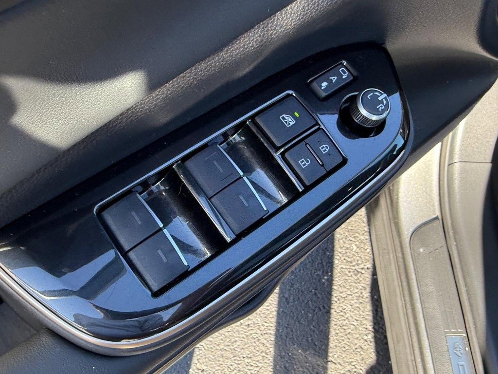 Certified 2025 Toyota Crown Platinum image 17