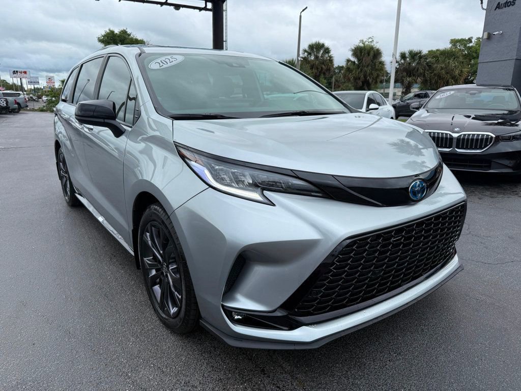 Used 2025 Toyota Sienna XSE image 3