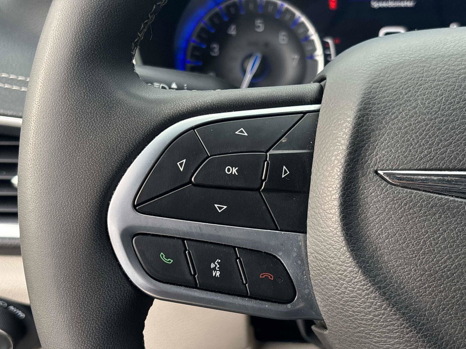 Used 2024 Chrysler Pacifica Limited image 26