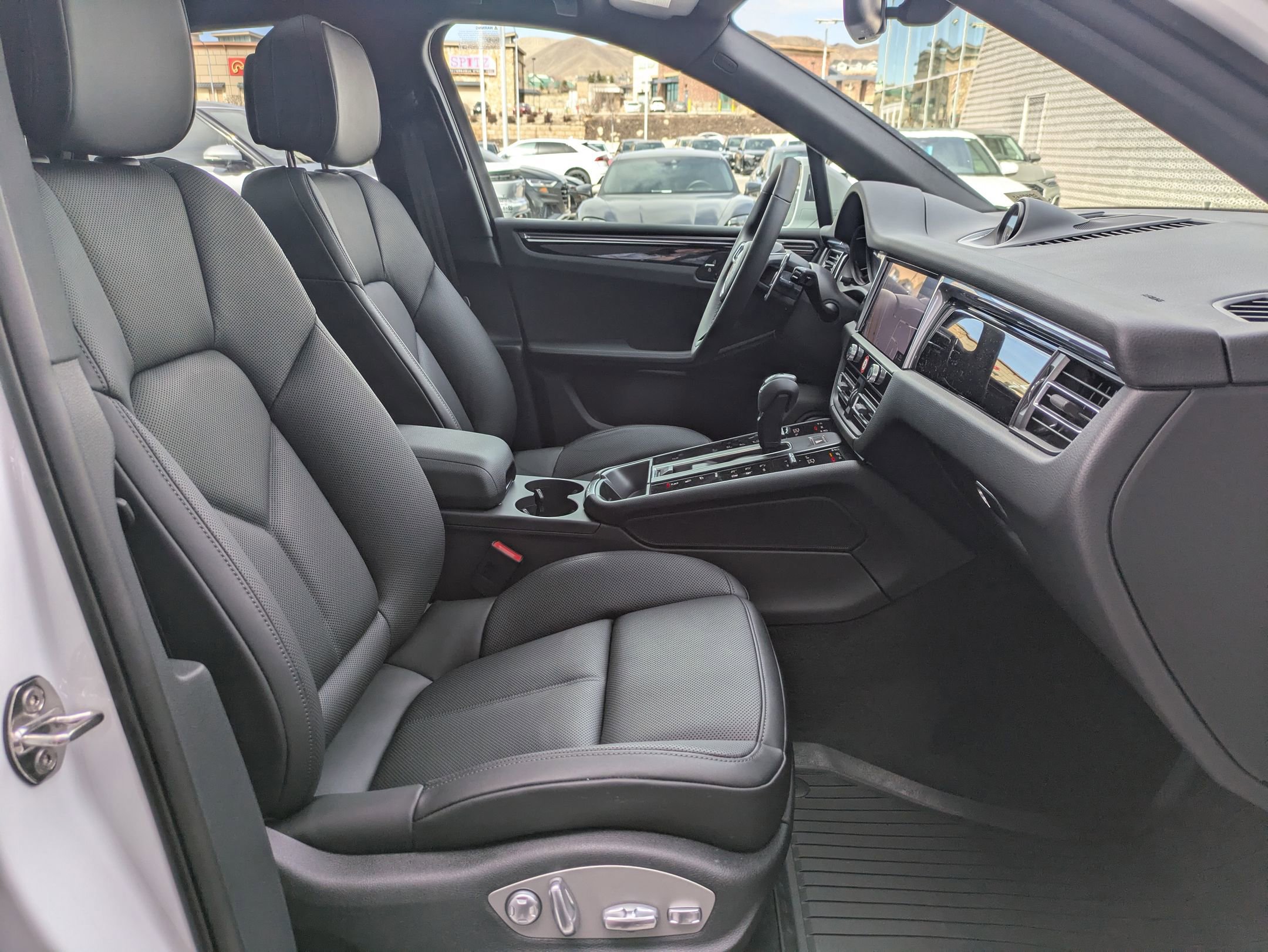 Certified 2025 Porsche Macan image 26