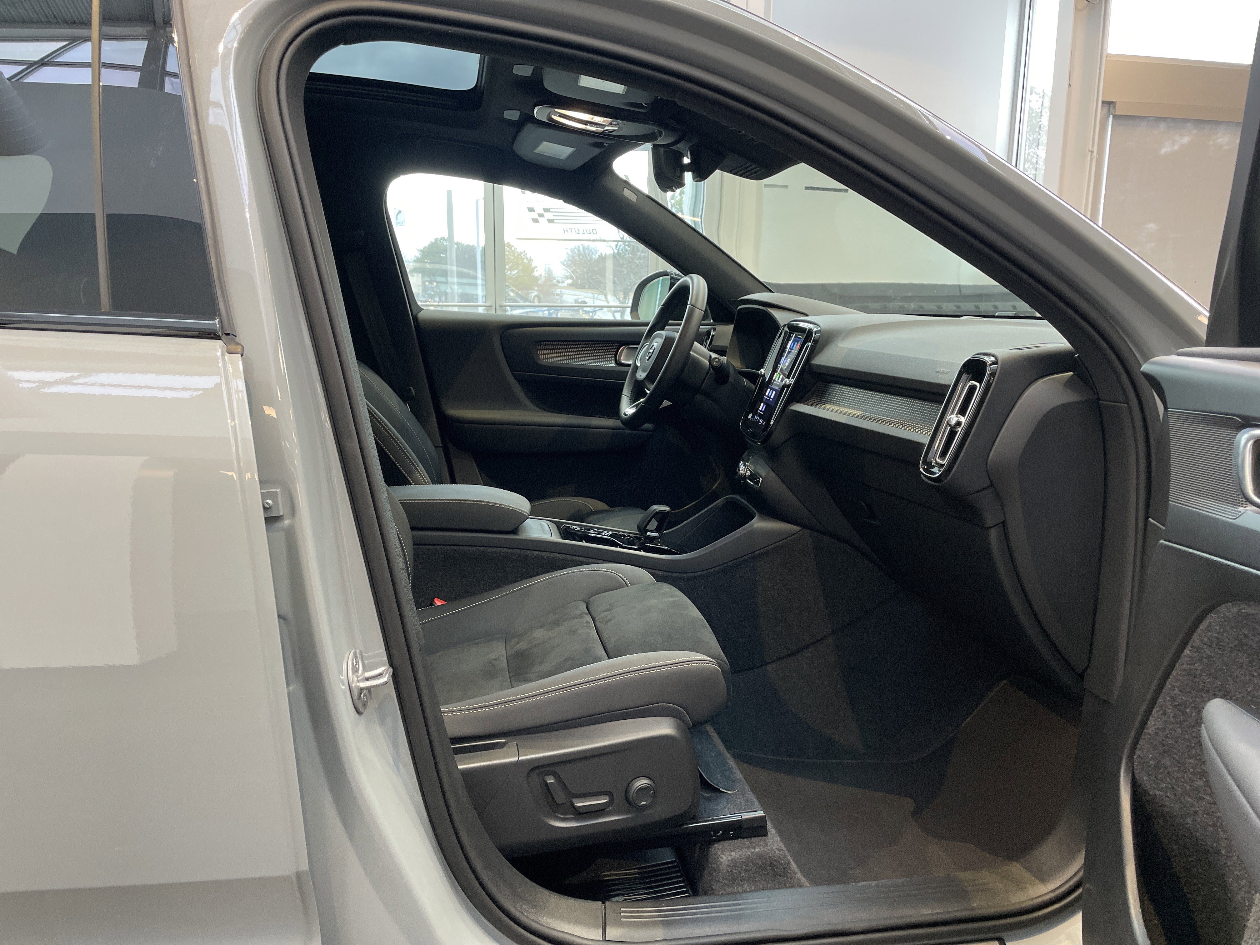 Used 2025 Volvo XC40 B5 Plus image 38