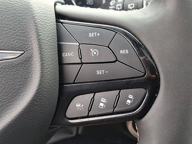 Used 2025 Chrysler Pacifica Limited image 24