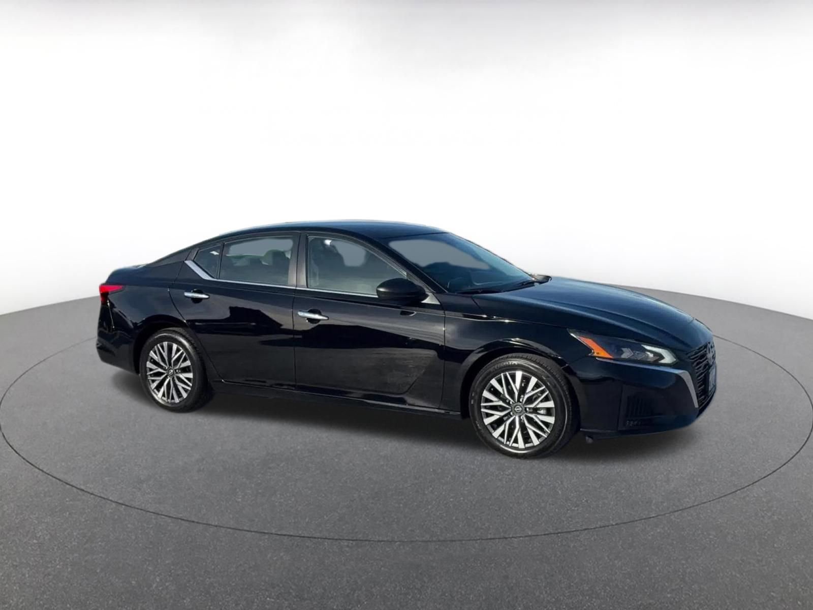 Used 2025 Nissan Altima 2.5 SV image 2