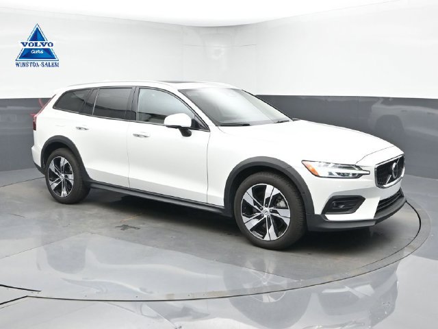 Used 2025 Volvo V60 B5 Cross Country Plus AWD/4WD image 1