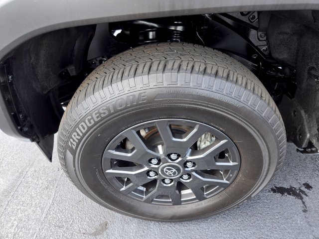 Used 2025 Toyota 4Runner SR5 AWD/4WD image 23