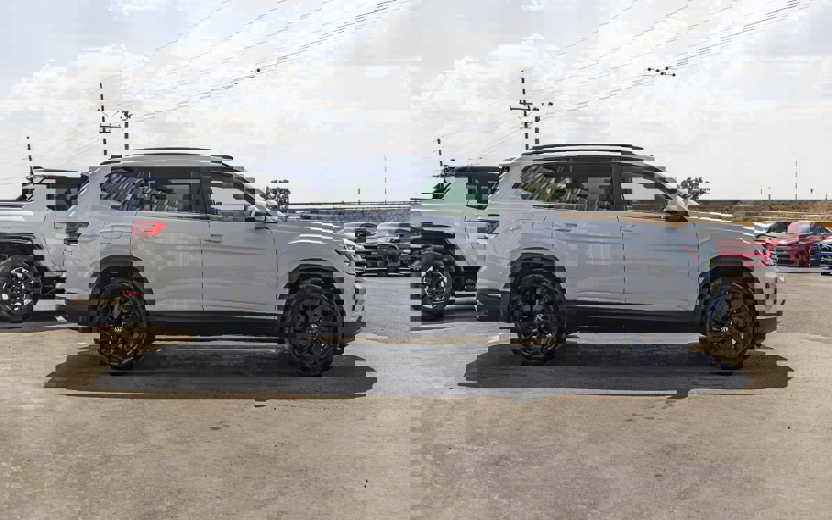 Used 2024 Volkswagen Atlas SE w/ Black Wheel Package image 4