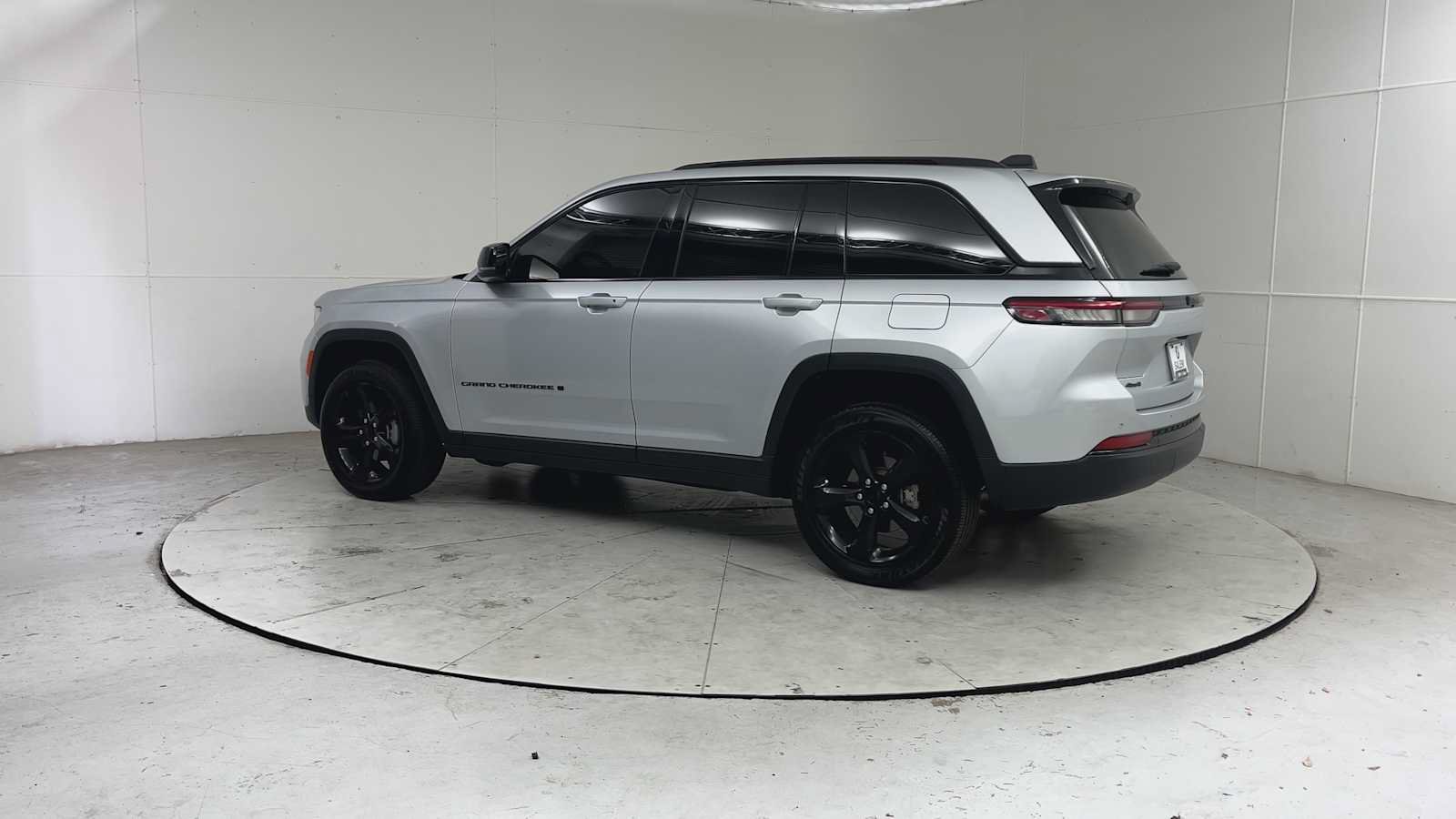 Used 2023 Jeep Grand Cherokee Altitude AWD/4WD image 2