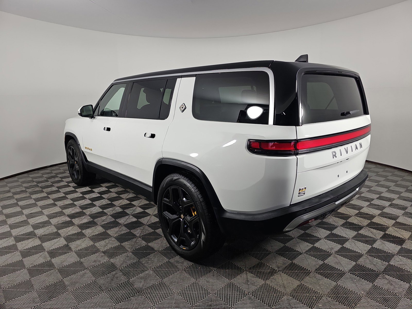 Used 2024 Rivian R1S Adventure AWD/4WD image 3