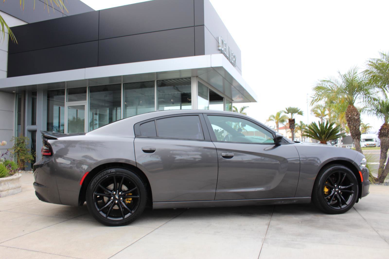 Used 2018 Dodge Charger SXT w/ Blacktop Package image 9