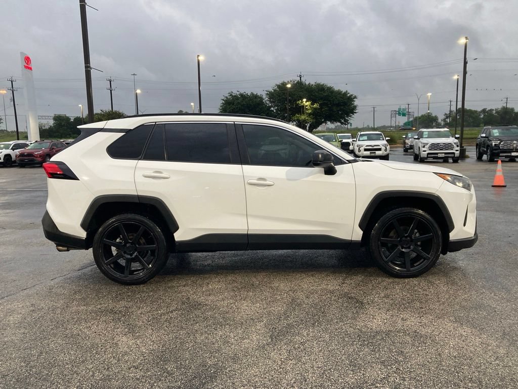 Used 2019 Toyota RAV4 LE FWD image 4