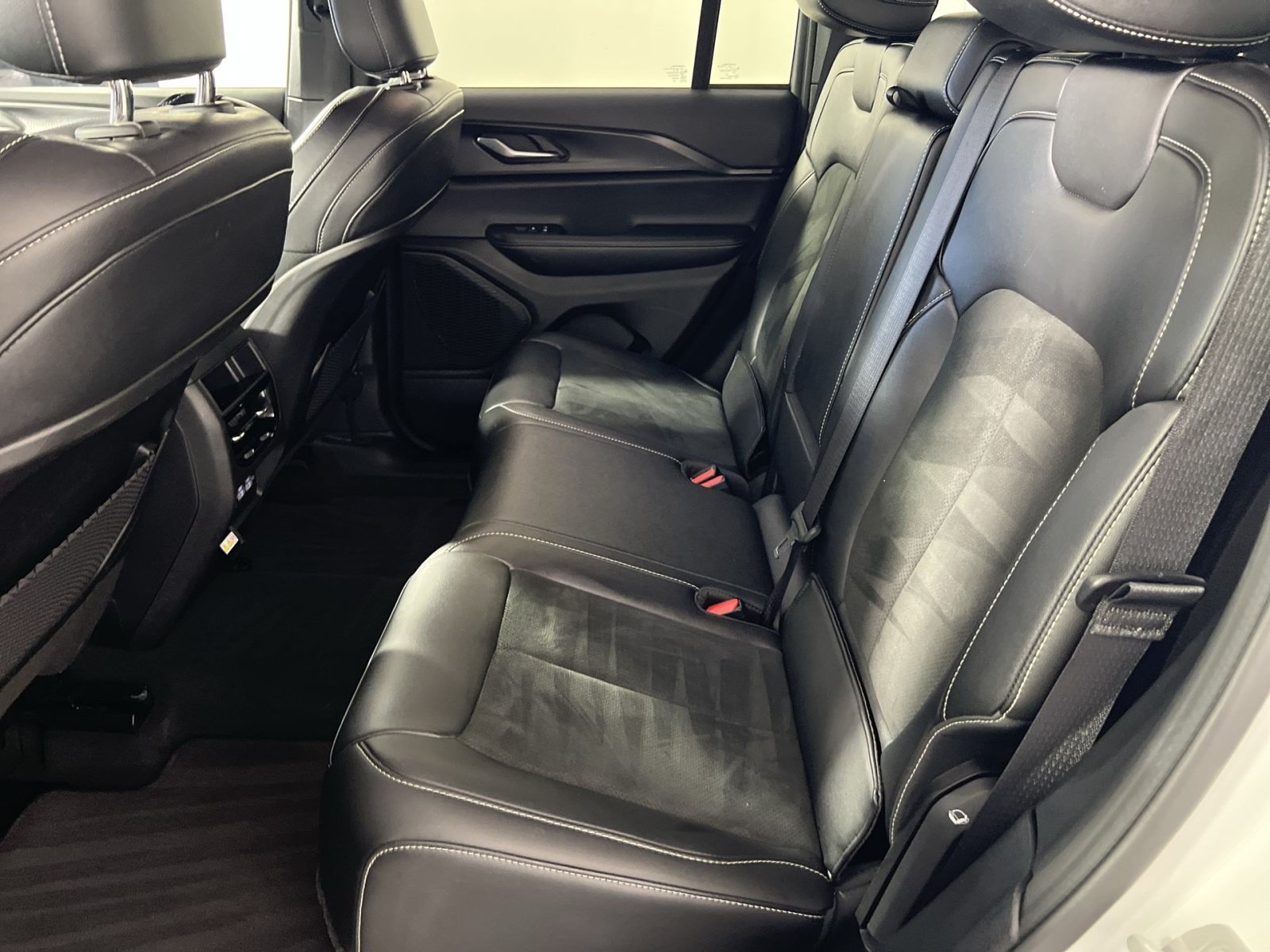 Used 2025 Jeep Grand Cherokee Altitude AWD/4WD image 24