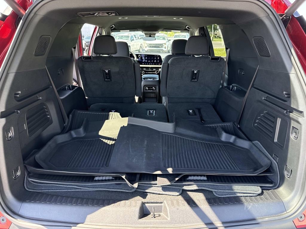Used 2024 Chevrolet Traverse LT w/ LPO, Floor Liner Package FWD image 22