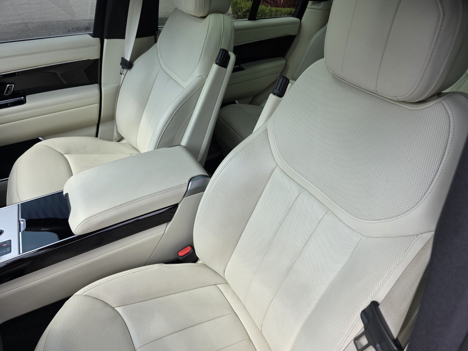 Certified 2024 Land Rover Range Rover SE AWD/4WD image 12