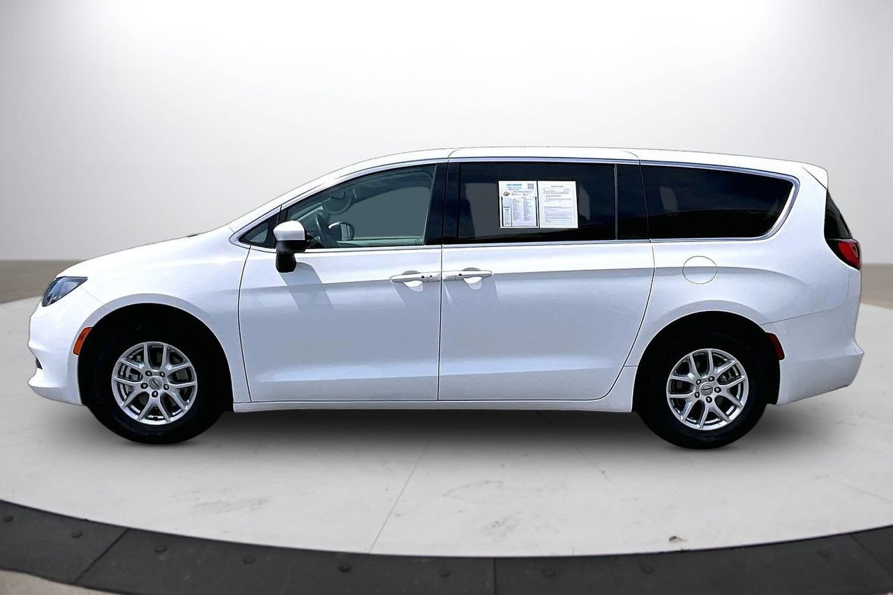 Certified 2023 Chrysler Voyager LX FWD image 5