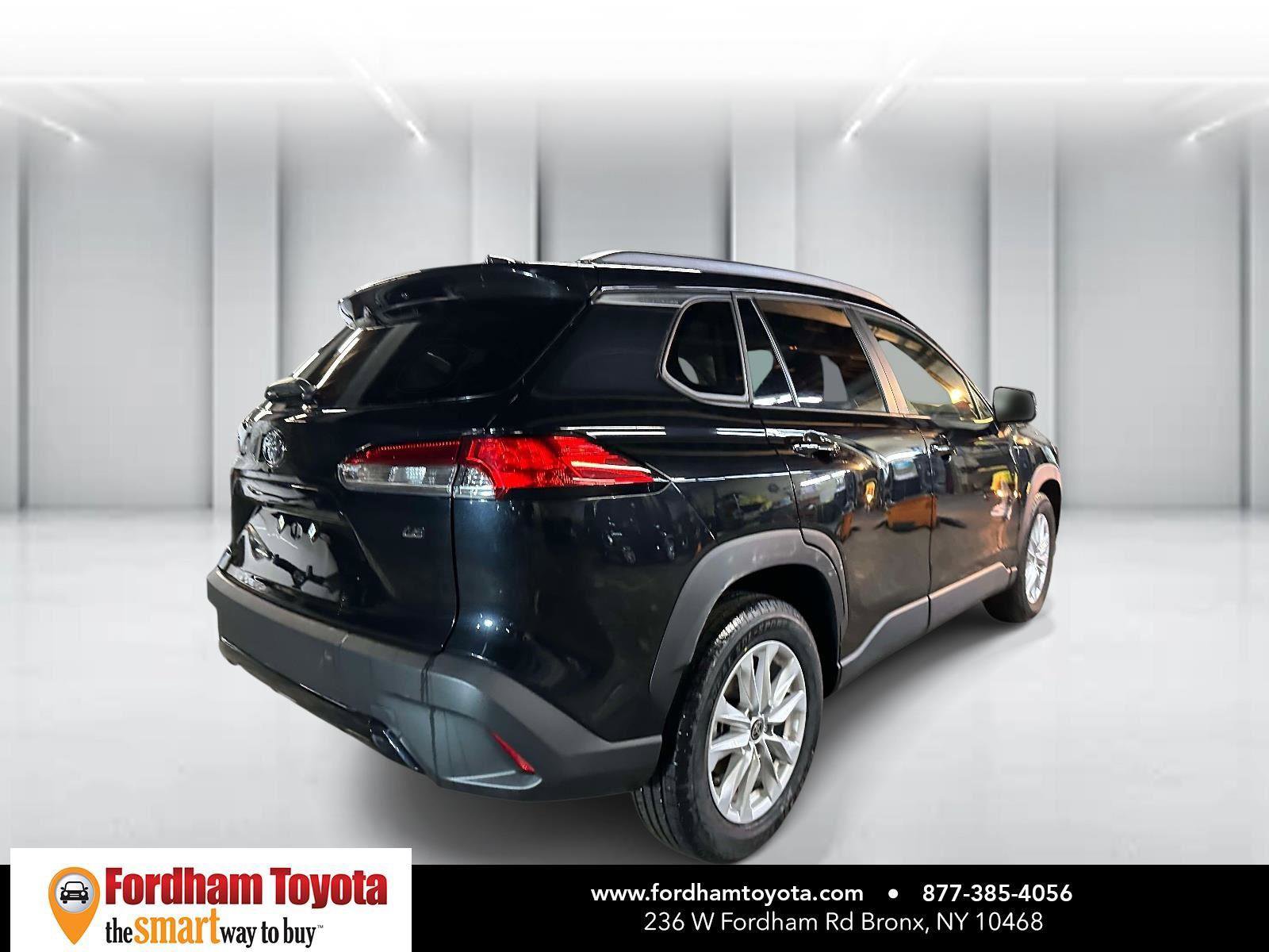 Used 2025 Toyota Corolla Cross LE image 4