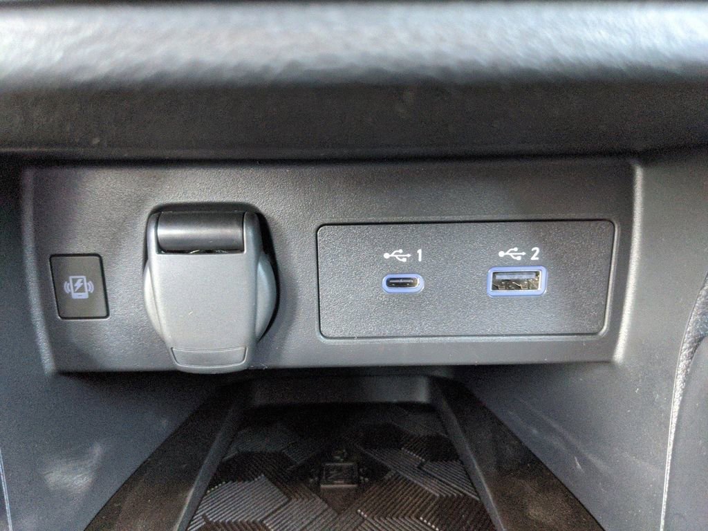 New 2025 Nissan Versa SR w/ Trunk Package FWD image 21