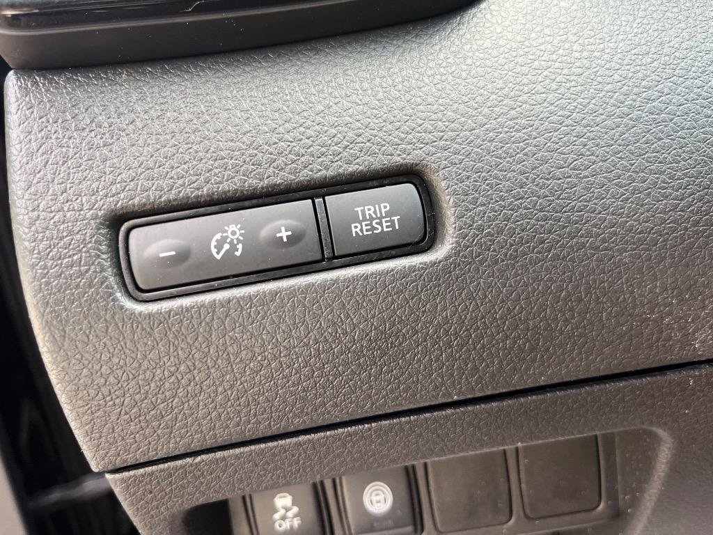 Used 2021 Nissan Rogue Sport SV FWD image 17