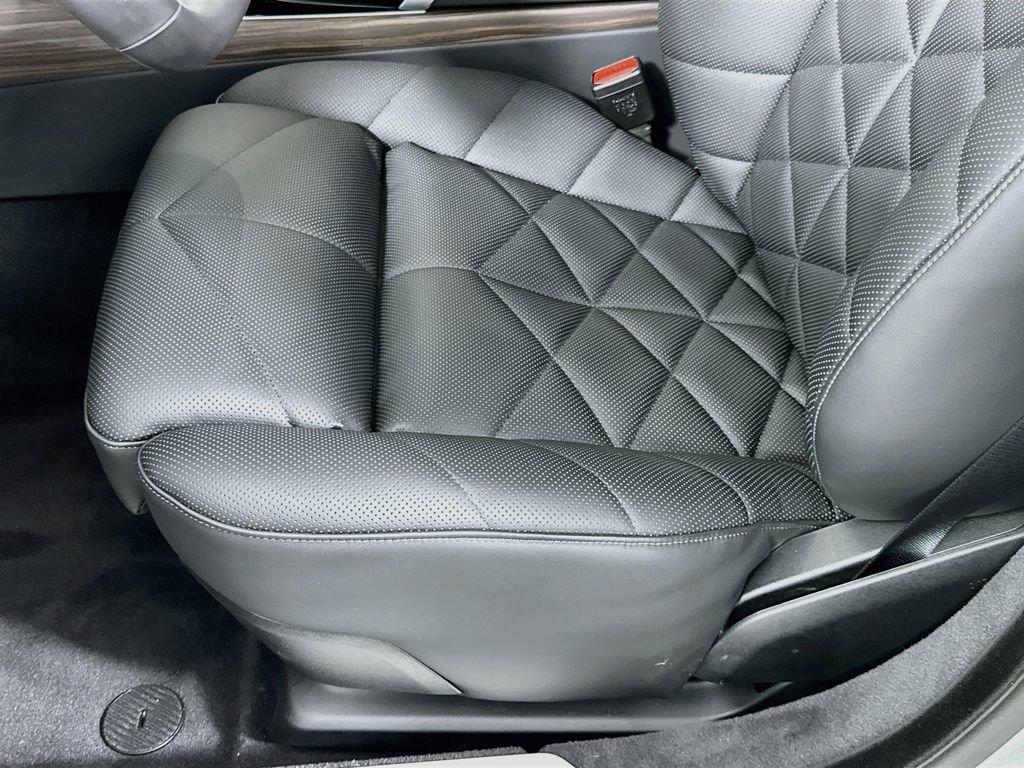 Certified 2025 BMW 740i w/ Premium Package RWD image 20